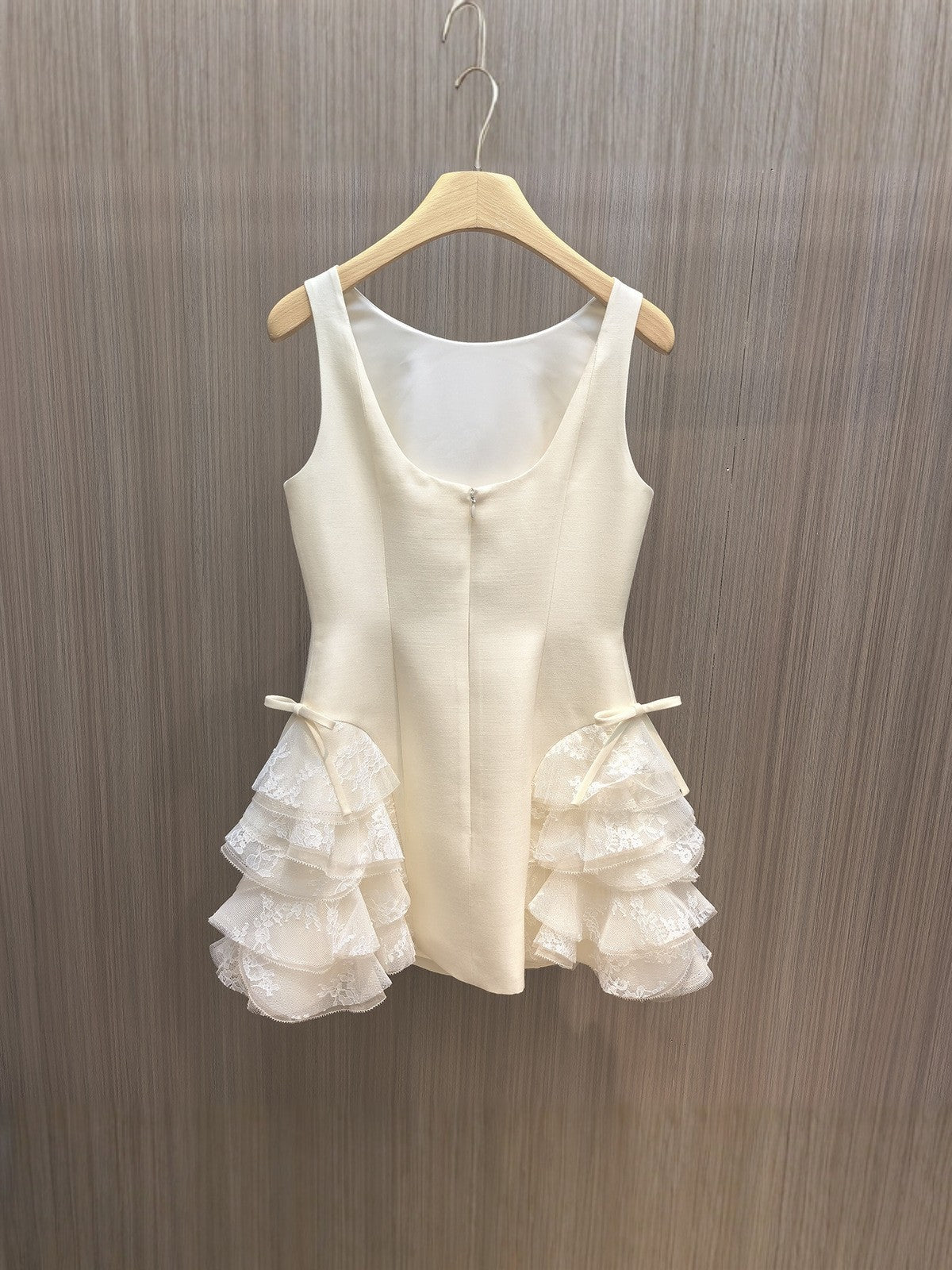 2026 Spring New Style Sleeveless Lace Patchwork Vest Dress for Women, White Slim-Fit Short Skirt with Ruffles and Bow Design