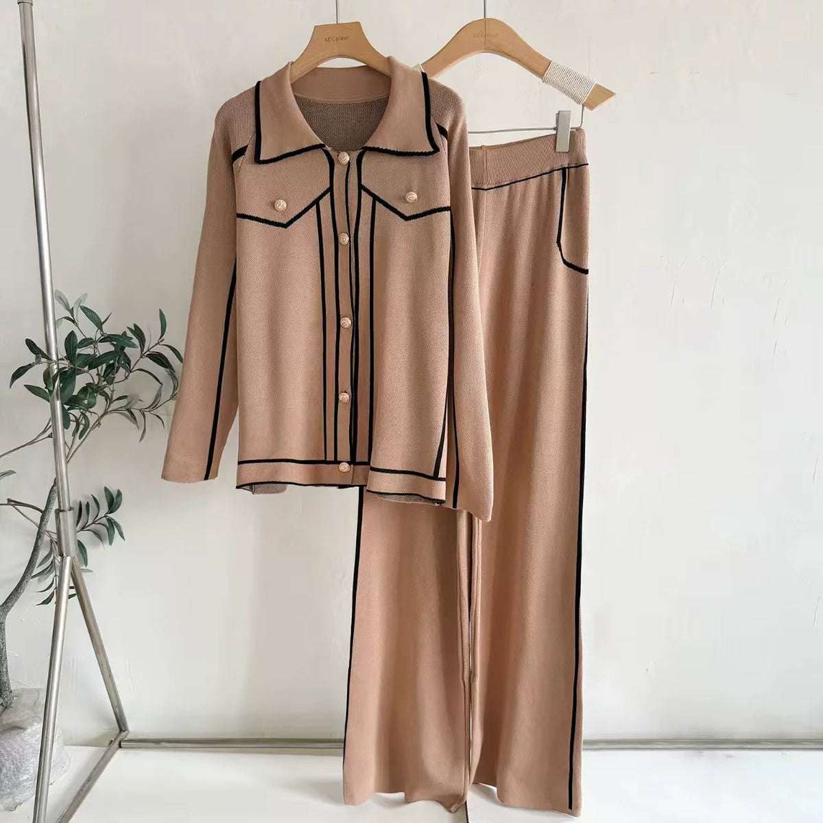 High-quality tweed-style two-piece set with a contrasting color design, featuring a metal buckle, a collared knitted cardigan jacket, and straight-leg trousers
