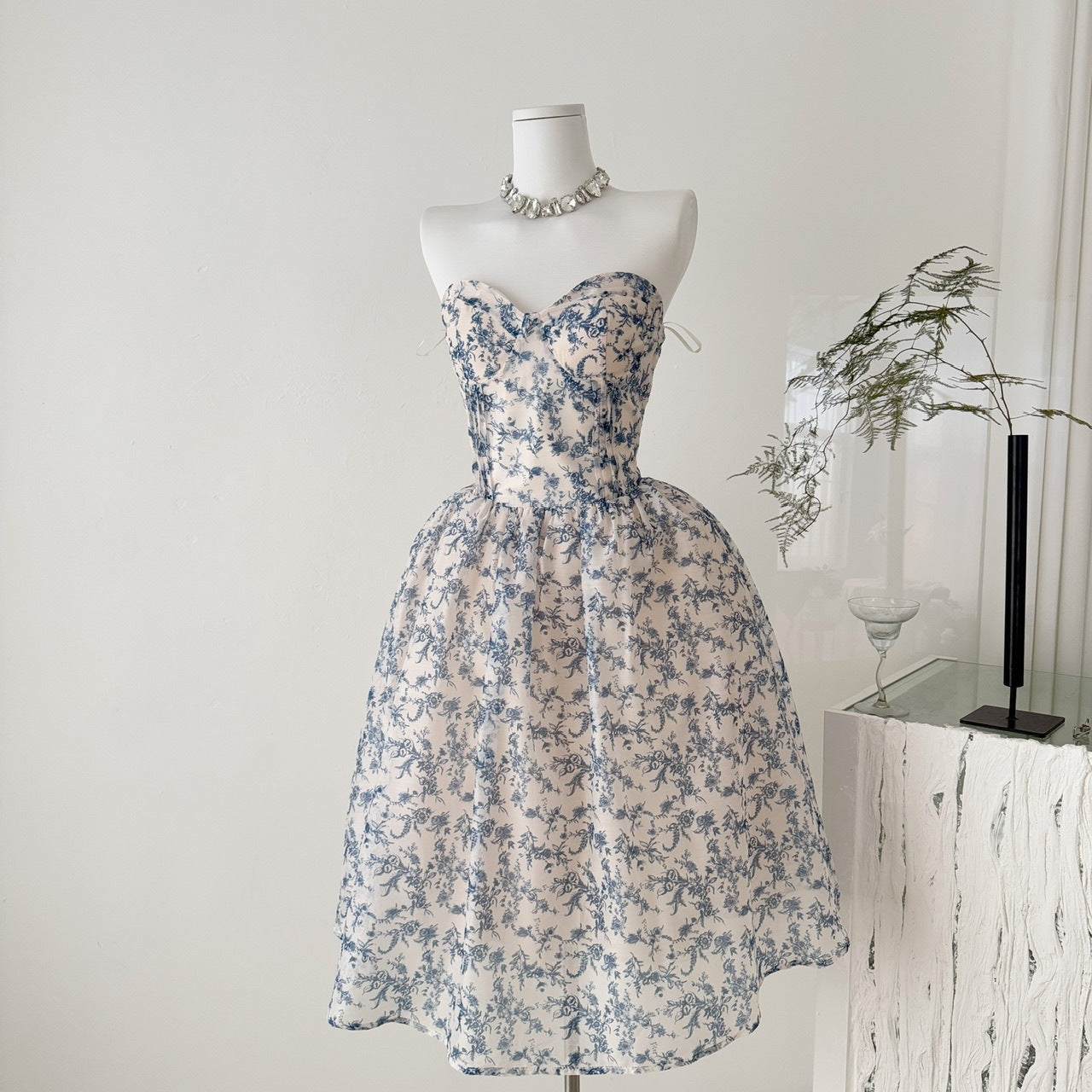 Blue and White Porcelain Tencel Heavy-Duty French Floral Print Strapless Dress with Fishbone Large Skirt and Chest Pads