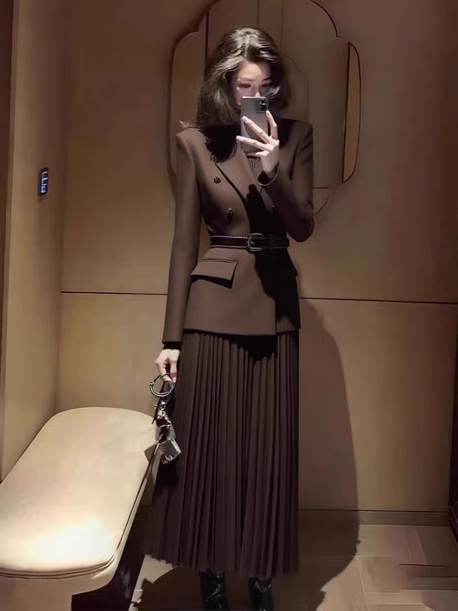 2026 Super Trendy Spring Outfit, a Complete Set of Professional Suits and Skirts with a Sophisticated and Elegant Look for Important Occasions and Commuting