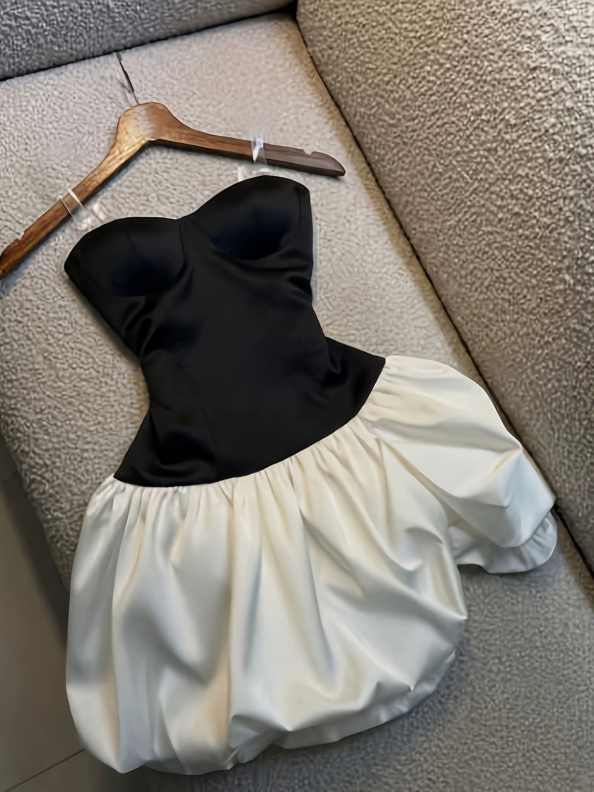 Spring and Summer Resort Style Tube Top Black and White Floral Dress for Women, Waist-Cinching Patchwork Puffy Skirt, Elegant Resort Dress
