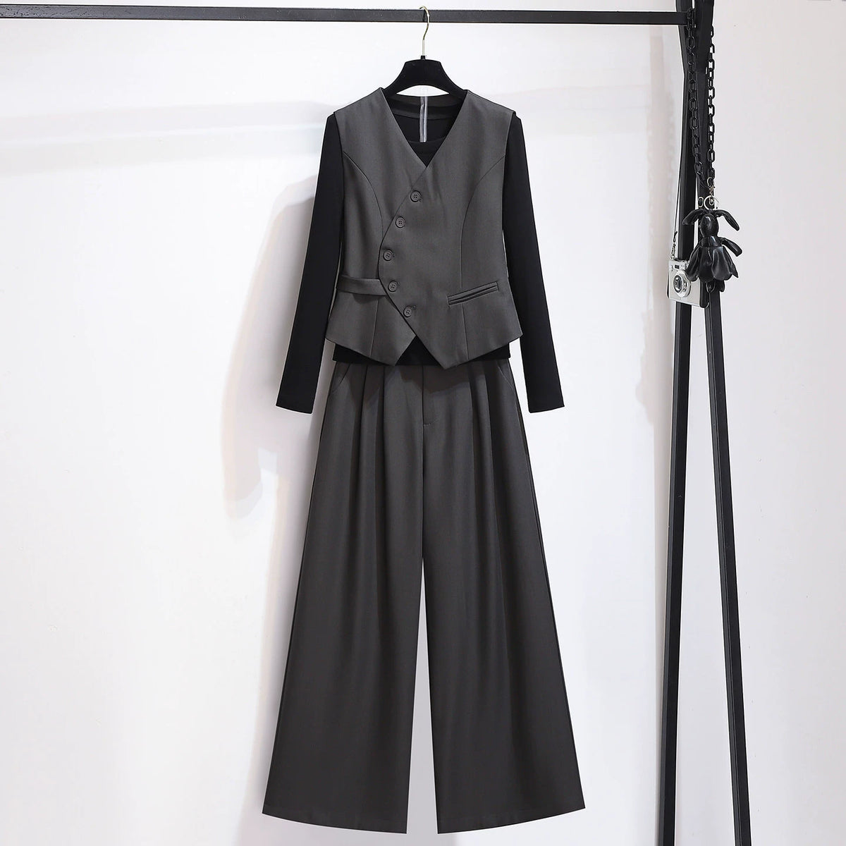 Gray Sleeveless Vest, Long-Sleeved T-Shirt, and Wide-Leg Pants Three-Piece Set