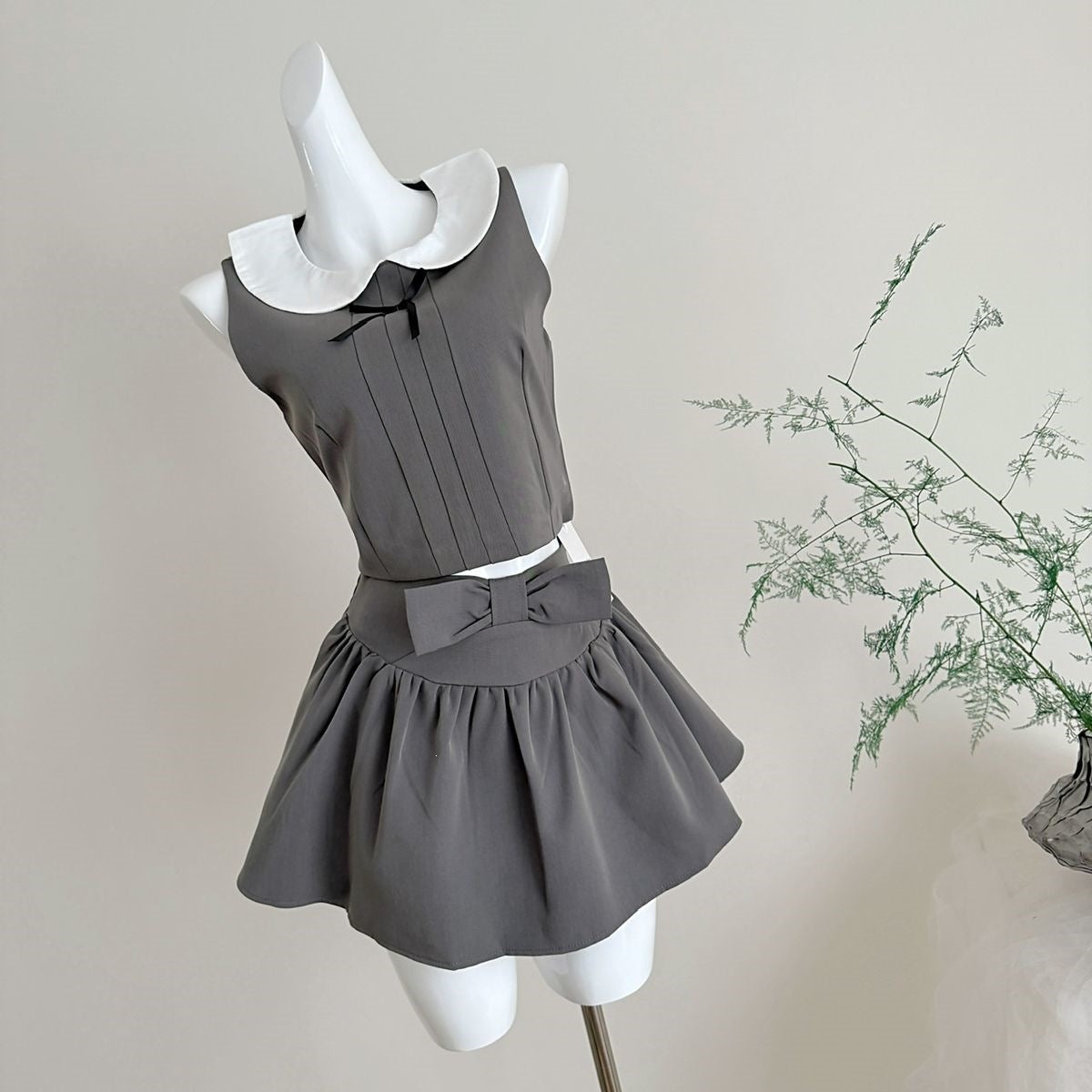 Fanfan Is Here! Korean Style Bowknot Doll Collar Sleeveless Top/Pleated Short Skirt Set for Women