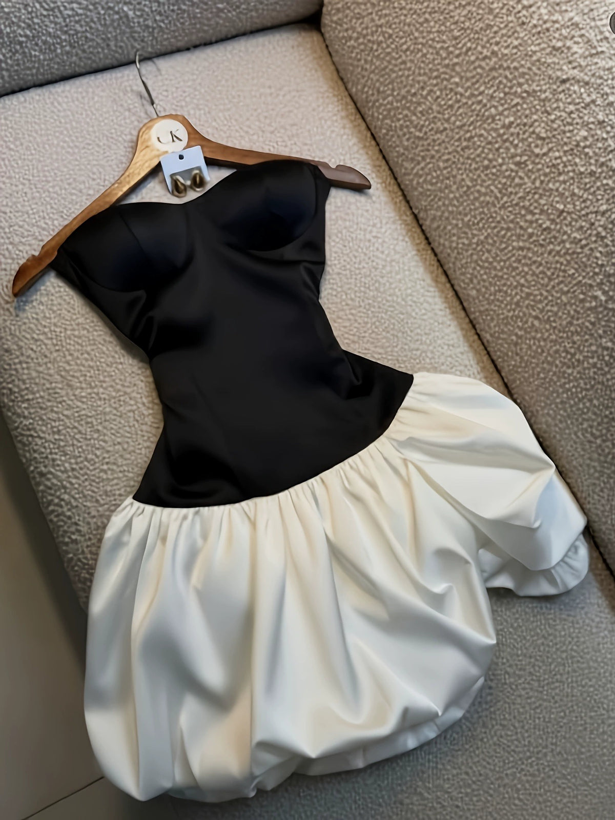 Spring and Summer Resort Style Tube Top Black and White Floral Dress for Women, Waist-Cinching Patchwork Puffy Skirt, Elegant Resort Dress